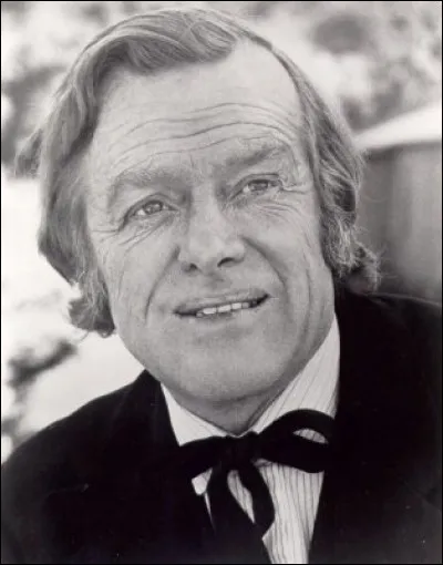 Quel m&eacute;tier exerce Hiram Baker ?