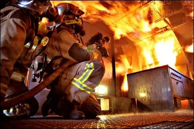 Chez les pompiers, dans la hiérarchie des sous-officiers, le grade d'adjudant est plus élevé que celui de sergent-chef.