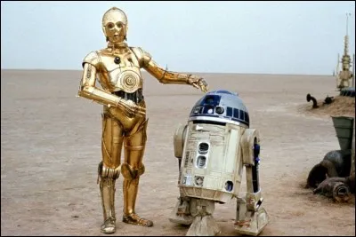 Qui est le grand droïde à gauche ?