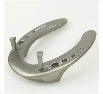 Comment s'appelle le clou qui sert à fixer les fers du cheval ?