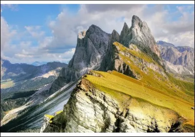 Qui sont les "Montagnards" et les "Girondins" ?