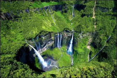 Jeudi 6 septembre. Mon grand voyage de l'année. Devinez la destination à partir de la photo et des trois indices suivants : Roland-Garros, cirque et Bourbon.