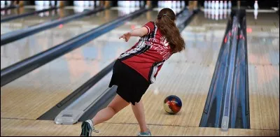 Vendredi 26 janvier. La traditionnelle fête de nouvel-an au bureau et sa non moins traditionnelle partie de bowling. Quel coup consiste à abattre toutes les quilles en deux boules ?