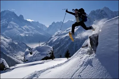 Vendredi 2 février. Je pars pour un week-end de randonnée en raquettes dans les Vosges. En quelle matière les cadres des premières raquettes à neige étaient-ils fabriqués ?