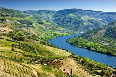 Dimanche 22 avril. Je m'envole pour une circuit d'une semaine. Au programme, notamment, la Serra da Estrela et la vallée du Douro. Quel pays vais-je visiter ?