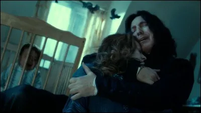 Le soir où les parents de Harry ont été tués, après que Voldemort soit parti, qui est venu dans la maison avant que Hagrid vienne chercher Harry ?