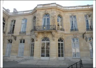 Sous la Ve République, le gouvernement est nommé :