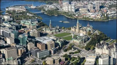 Le 31 décembre 1857, Ottawa est choisie comme capitale du Canada. Il y avait plusieurs raisons à ce choix : laquelle n'en était pas une.