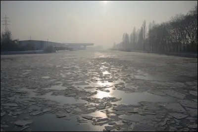 En 406, des peuples barbares - les Vandales, les Suèves et les Alains - pénètrent dans l'empire romain. C'est la première invasion en masse qui entraîne la fin de l'empire romain d'occident. Quel fleuve franchissent-ils ce jour-là ?