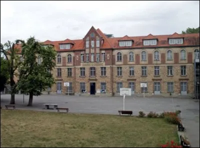 Le 31 décembre 1959 est promulguée en France, sous la présidence du général de Gaulle, une loi sur l'enseignement privé qui instaure un système de contrats entre l'État et les écoles privées qui le souhaitent. Quel nom donne-t-on à cette loi ?