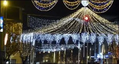 Nous continuons notre voyage avec une halte à Auch. Ville midi-pyrénéenne, préfecture de son département et connue entre autres pour son équipe de rugby, sa cathédrale ou ses pousterles, elle se situe dans le département ...