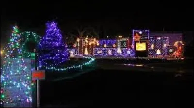 Cette maison illuminée est à voir dans les Pays-de-la-Loire, à Solesmes. C'est un village du département ...