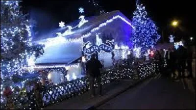 Cette blanche maison se trouve en Auvergne, à Abrest. Village de l'aire urbaine de Vichy, il se trouve dans le département ...