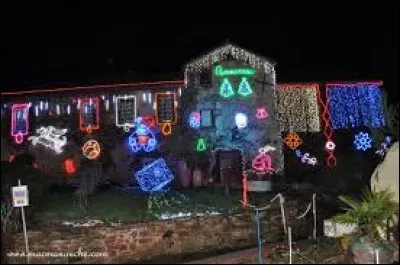 Même les petits hameaux sont illuminés pour Noël. Exemple avec ces lumières de Noël au hameau de Salmanac, dépendant de Vabres-l'Abbaye. Village Aveyronnais, il se situe en région ...