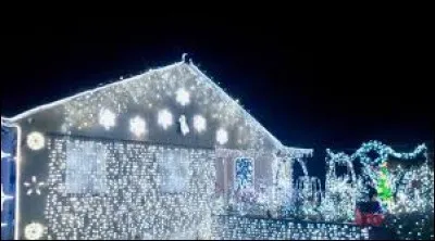 Nous partons maintenant en Lorraine, voir la maison illuminée d'une famille de Lantéfontaine. Village de l'arrondissement de Briey, il se situe dans le département ...