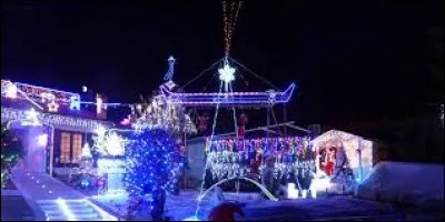 Nous partons maintenant en Poitou-Charentes, voir les illuminations d'une famille de Saintes. Sous-préfecture de son département, elle se trouve ...