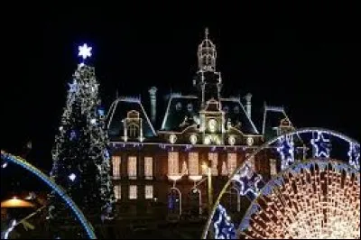 Vous avez sur cette image l'hôtel de ville de Limoges, habillé pour Noël. Pour le voir, direction le département limousin ...
