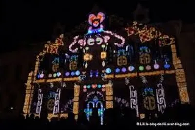 Prenons maintenant la direction de Troyes. Préfecture de son département, en Champagne crayeuse, elle se trouve dans le département ...