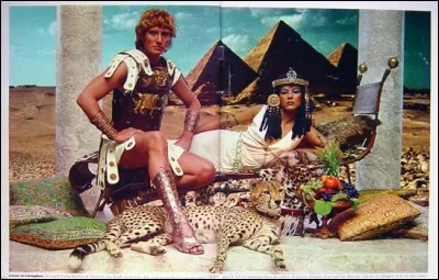 Princesse d'Égypte, plus qu'un coup de foudre, leur rencontre avec le grand césar sera un coup de théâtre, un coup de génie de la part de cette jeune femme. Qui est-elle ?