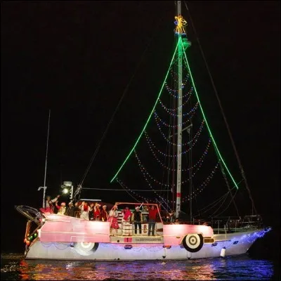 C'est Noël, on décore tout ! En sus des maisons, il existe aussi des décorations pour les bateaux ! Et même une parade de bateaux décorés qui se passe à... ?