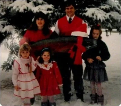 C'est Noël, on envoie de jolies photos et cartes à sa famille ! Voici une sympathique famille qui a posé pour Noël, le plus étonnant étant toutefois... ?
