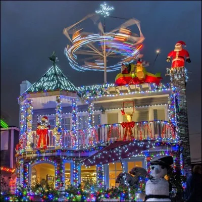 C'est Noël, la fête des décorations ! On connaît le goût des américains pour la décoration d'extérieur de leurs maisons. Celle-ci porte en outre... ?