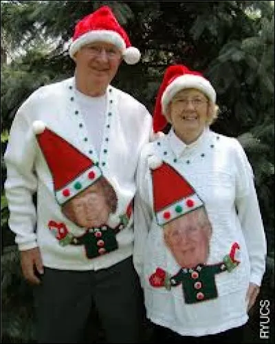 C'est Noël, on redevient des enfants ! Ce charmant couple arbore de délicieux pulls. Savez-vous qu'il existe vraiment un certains concours de Noël, à votre avis, lequel ?