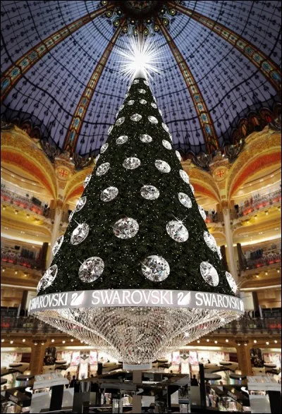 C'est Noël, les sapins sont de sortie ! La photographie montre l'immense sapin décorant les Galeries Lafayette à Paris. La décoration a été faite par une entreprise européenne spécialisée dans de petits objets brillants, laquelle ?