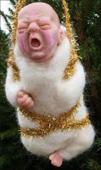 C'est Noël, on décore le sapin ! Il existe une variété de boules de Noël, très large, chacun y trouve son bonheur. Ici, on ne peut pas dire qu'il s'agit d'un joyeux Noël, on se croirait... ?