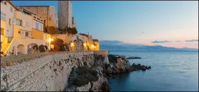 La ville d'Antibes est située...