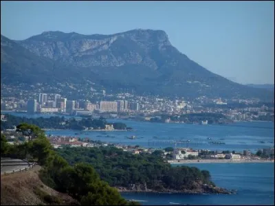 La ville de Toulon est située...