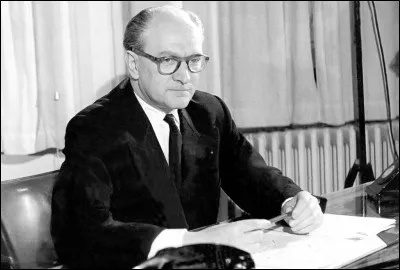 Né le 31 décembre 1905, cet homme politique socialiste a été chef du gouvernement en 1956-1957. Il est à la fois l'homme de la guerre d'Algérie et de la troisième semaine de congés payés. De qui s'agit-il ?