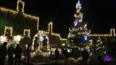 Ces belles images ont &eacute;t&eacute; prises en Bretagne, &agrave; Locronan. Village de l'arrondissement de Quimper, class&eacute; parmi les Plus Beaux Villages de France, il se trouve dans le d&eacute;partement ...