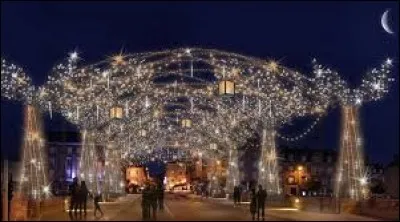 Je vous pr&eacute;sente les illuminations de Laval. Ville des Pays-de-la-Loire, elle se situe dans le d&eacute;partement ...