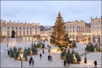 Notre balade de Noël commence à Nancy, sur la Place Stanislas. Nous sommes bien évidemment en Lorraine, dans le département ...