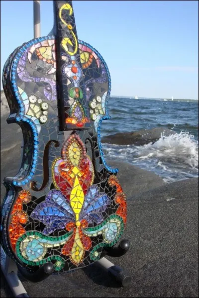 Qui chantait "Au lieu de me jeter sur le premier Jésus-Christ qui passe, je prendrai ma guitare avec moi, et peut-être mon chien s'il est encore là..." ?