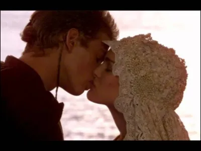 Combien de témoins sont présents au mariage d'Anakin et Padmé mis à part le marieur et les mariés ?