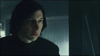 Que fait Kylo Ren au moment où il était censé tuer Rey ?