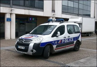 Dans l'ordre, quel est le numéro de la police, du SAMU et des pompiers ?