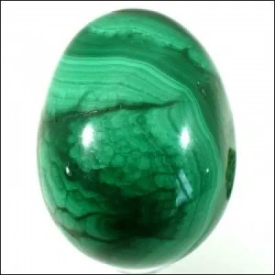 Quelle pierre fine, toujours de couleur verte, obtenue par oxydation des sulfures de cuivre, a été polie pour confectionner ce magnifique oeuf ?