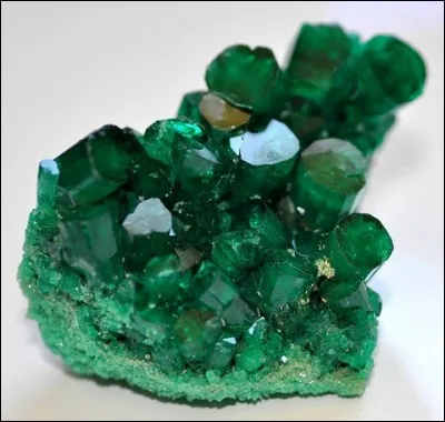 Quelle est cette pierre précieuse, verte, qui fait partie de la famille des béryls ?