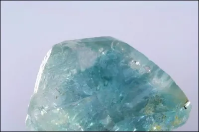 Quel est le nom de cette pierre bleue qui peut se décliner en de nombreux coloris ?