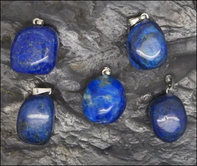 Quelles pierres toujours bleues, sont ici montées en pendentifs ?