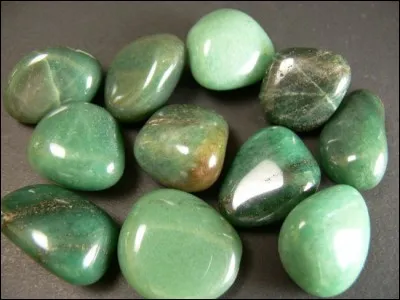 Que sont ces pierres, le plus souvent vertes, contenant des inclusions de fuschite ?