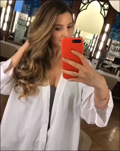 Avec qui a-t-elle réalisé sa vidéo : "Tu ris, tu pètes" ?