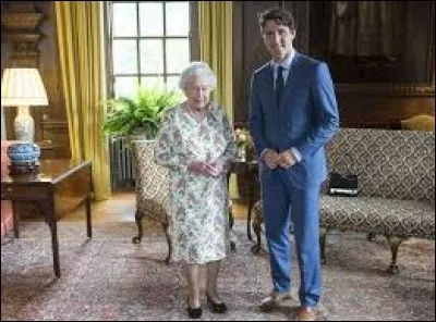 Simple député en 2007, Chef de parti, en 2012, P.M. en 2015. 6 mois après son élection, le New York Times consacre un article à sa popularité dans les médias sociaux, et rapproche son expertise en médias de celle d'Obama et de John Kennedy.
Le même mois, Trudeau rencontre la Reine : 
bon prince, il lui a conté que, la première fois qu'il lui avait été présenté, avec son père, il l'avait trouvé gc