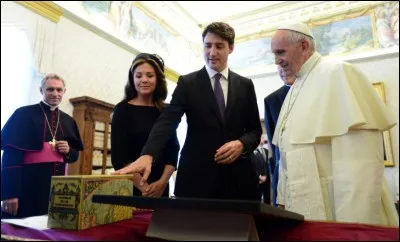 Justin Trudeau a demandé au Pape François, de présenter des excuses officielles, au nom de l'Église catholique, pour les exactions commises aux victimes des pensionnats autochtones canadiens.