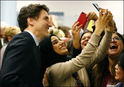 Une promesse électorale qui contrastait avec la politique des Conservateurs et surtout celle des Républicains américains mais qui affichait le multipluralisme canadien dont Trudeau fait la promotion.
Il ajoute : sortis de l'avion ce en tant que réfugiés, ils ressortiront de l'aérogare en tant que résidents du Canada avec un numéro de sécurité sociale, une carte de santé et le fait d'être canadien.