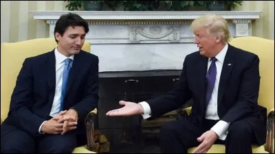 Justin Trudeau a hérité d'un dossier chaud : l'ALENA soit l'Acccord de Libre-Échange entre les Américains et leurs voisins. Du temps d'Obama, c'eut-été un plaisir entre ces 2 âmes soeurs.
Sauf que Trump ne veut pas renouveler et il a affirmé que Trudeau se trompe lorsqu'il affirme un déficit pour le Canada...