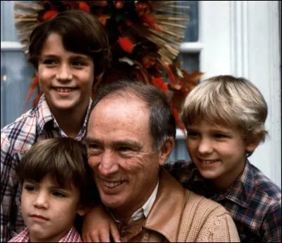 Leur mère est la charmante Margaret Sinclair, dont le père, James Sinclair, a été Ministre. Étudiante à l'Université Simon Fraser, à 18 ans, elle a rencontré PET en voyage à Tahiti. Il était alors Ministre de la Justice et était de 30 ans son aîné.
Ils ont eu trois fils : Justin, Alexandre et Michel.